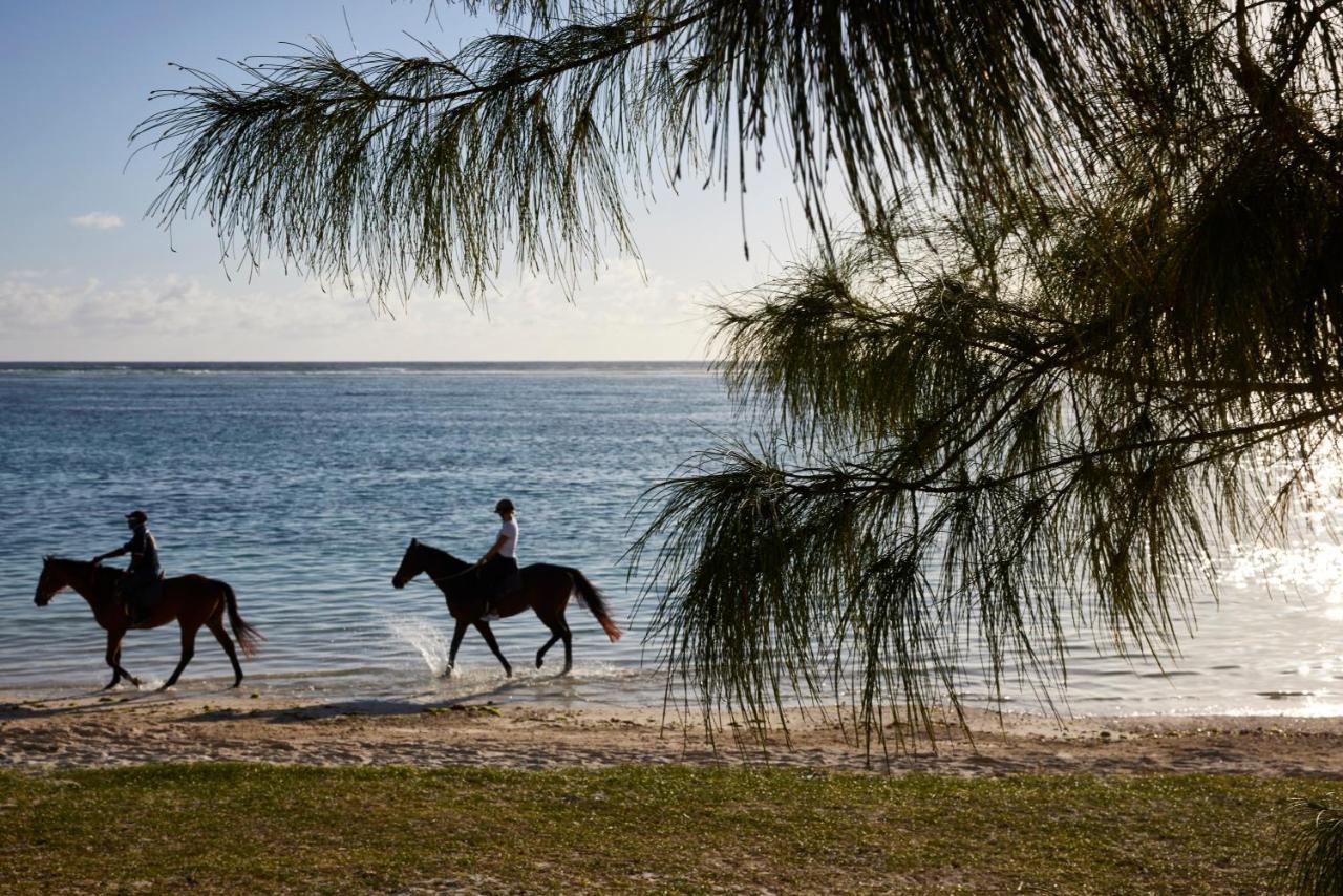 C Palmar - All Inclusive Belle Mare Exterior foto Horse riding on the beach at the resort