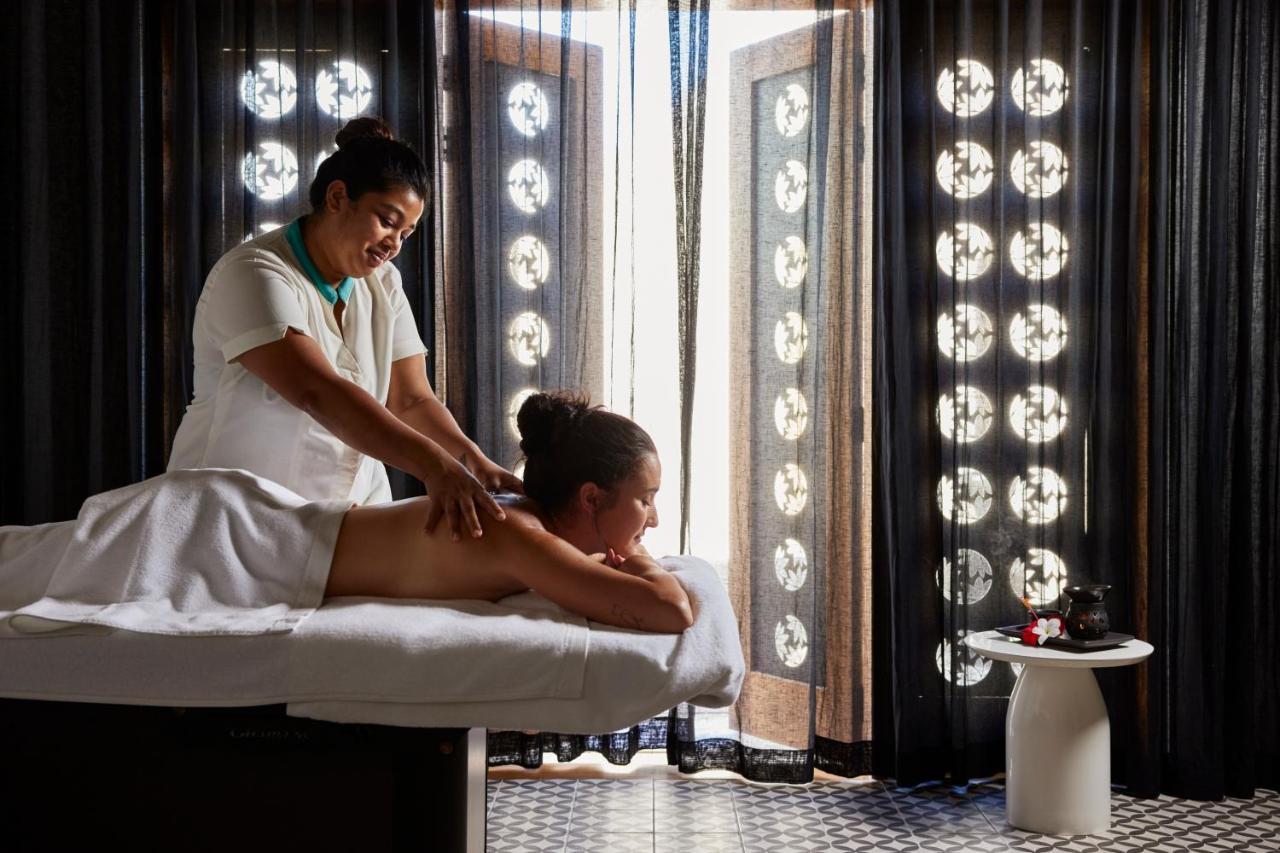 C Palmar - All Inclusive Belle Mare Exterior foto A massage therapist at work