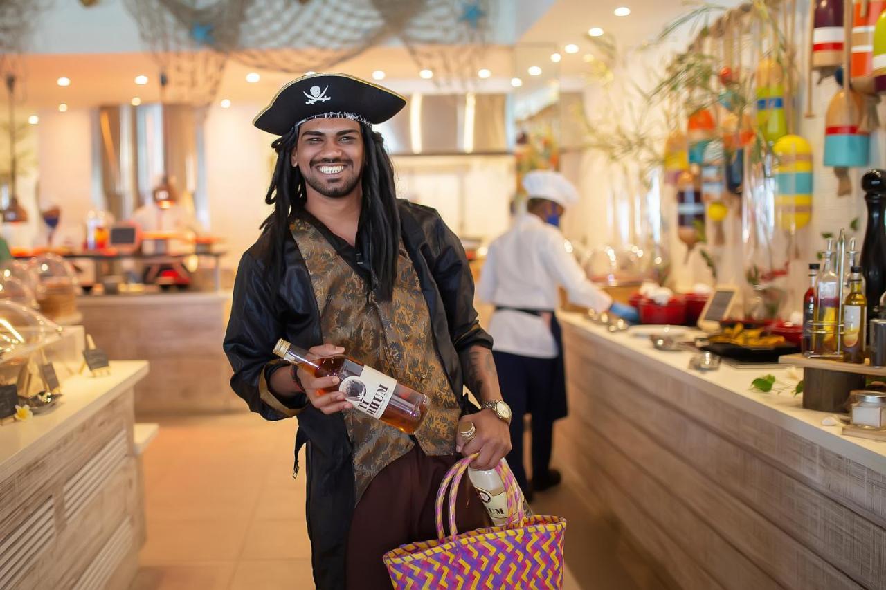 C Palmar - All Inclusive Belle Mare Exterior foto A bartender at the Atlantis Paradise Island