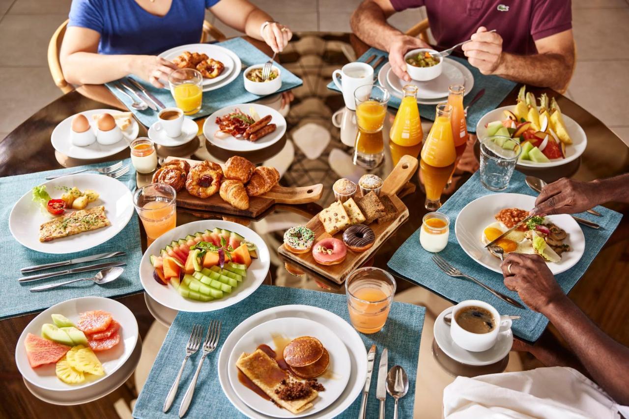 C Palmar - All Inclusive Belle Mare Exterior foto A breakfast buffet