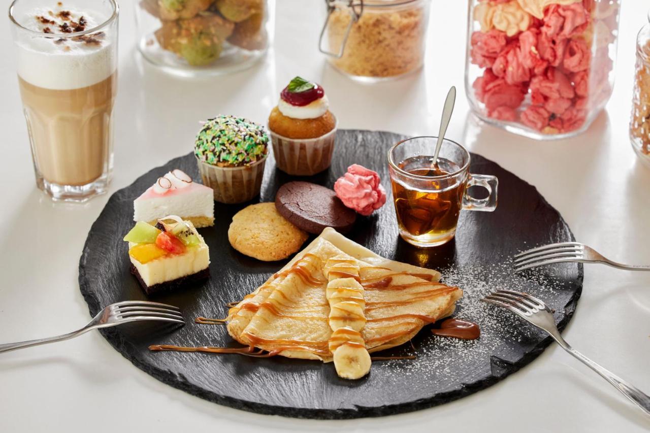 C Palmar - All Inclusive Belle Mare Exterior foto A selection of desserts