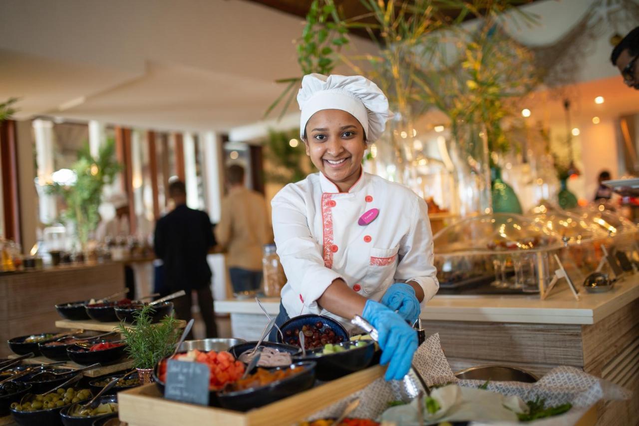 C Palmar - All Inclusive Belle Mare Exterior foto A female chef at the buffet at the Taj Mahal Palace, Mumbai, India